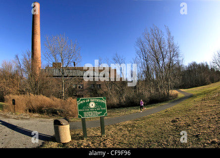 Jogger aus Gründen der geschlossen und verlassene Kraftwerk bauen im Kings Park psychiatrisches Krankenhaus komplexe Long Island NY Stockfoto