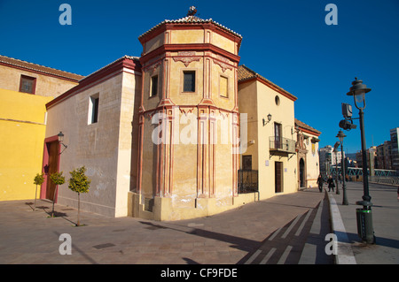 Pasillo de Santo Domingo am Flussufer Straße vor der Kirche Iglesia de Santo Domingo Malaga Andalusien Spanien Mitteleuropa Stockfoto