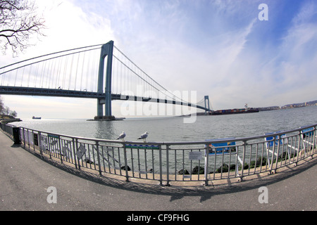 Verrazano Narrows Bridge zwischen Brooklyn und Staten Island in New York Hafen New York City Stockfoto