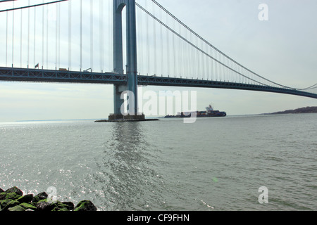 Verrazano Narrows Bridge zwischen Brooklyn und Staten Island in New York Hafen New York City Stockfoto