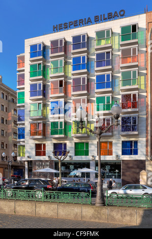 Gebäude mit bunten Glasfenster in der Hesperia Bilbao Hotel in der Altstadt von Bilbao, Baskenland, im Norden von Spanien, Europa Stockfoto