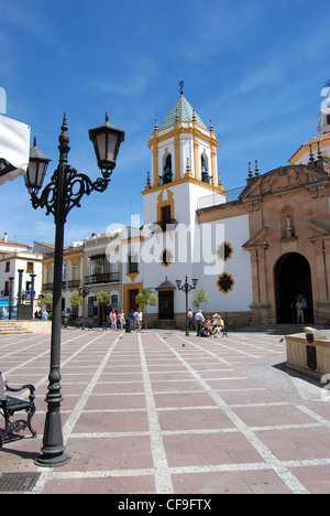 Kirchliche Zentrum mit einen Schmiedeeisen Straßenlaterne in den Vordergrund, Plaza del Socorro, Ronda, Provinz Malaga, Andalusien, Spanien. Stockfoto