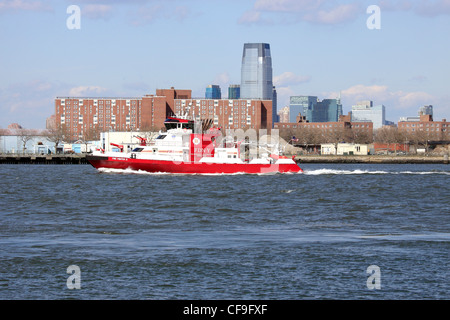 New York City Fire Department Boot im Hafen von New York aus Red Hook Brooklyn Stockfoto