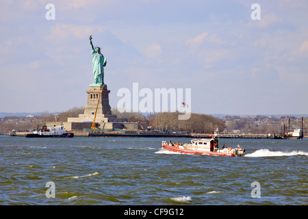 New York City Fire Department Boot im Hafen von New York aus Red Hook Brooklyn Stockfoto