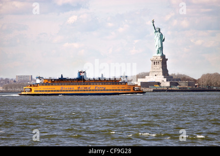 Die Staten Island Ferry geht vor der Freiheitsstatue im New Yorker Hafen von Brooklyn NY gesehen Stockfoto