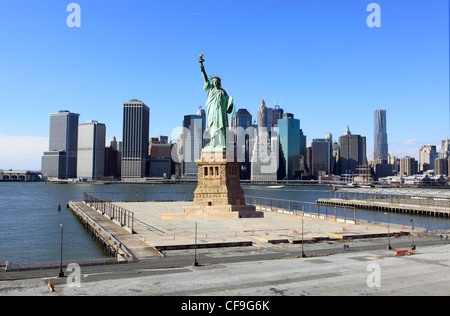 Lower Manhattan in New York City von Brooklyn über den East River gesehen. Stockfoto