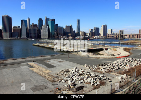 Lower Manhattan in New York City von Brooklyn über den East River gesehen. Stockfoto