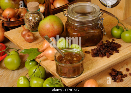 Country-Küche-Szene von zu Hause gemacht grüne Tomaten Chutney, mit Zusätzen und traditionelle Küche Elemente, UK, Oktober Stockfoto