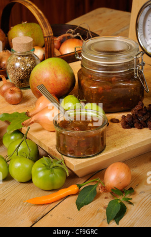 Country-Küche-Szene von zu Hause gemacht grüne Tomaten Chutney, mit Zusätzen und traditionelle Küche Elemente, UK, Oktober Stockfoto