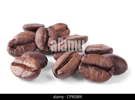 Kaffeebohnen in Nahaufnahme isoliert auf weißem Hintergrund Stockfoto