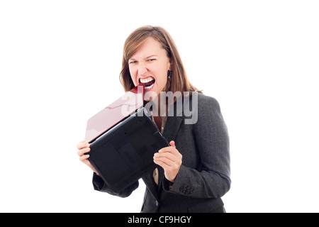 Frustriert wütend Geschäftsfrau beißen Laptop, isoliert auf weißem Hintergrund. Stockfoto