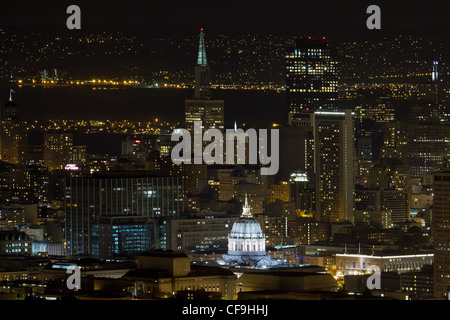 San Francisco California Stadtbild mit dem Rathaus in der Nacht beleuchtet Stockfoto