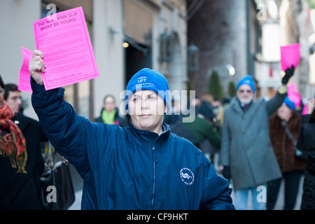 Hunderte von Freiwilligen mit symbolischen "Pink Slips" Linie Broadway in Lower Manhattan in New York Stockfoto