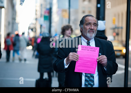 Hunderte von Freiwilligen mit symbolischen "Pink Slips" Linie Broadway in Lower Manhattan in New York Stockfoto