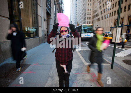 Hunderte von Freiwilligen mit symbolischen "Pink Slips" Linie Broadway in Lower Manhattan in New York Stockfoto