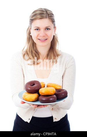 Glückliche junge schöne Frau Halteplatte mit köstlichen süßen hausgemachten Krapfen, isoliert auf weißem Hintergrund. Stockfoto