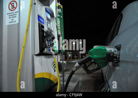 bleifreies Benzin an der Tankstelle, Foto von Shay Levy auffüllen Stockfoto