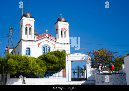 Zwei Kinder außerhalb einer Kirche in Parikia, auf den griechischen Kykladen-Insel Paros. Stockfoto