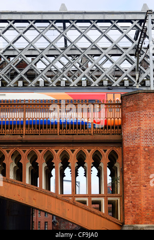 Zug vorbei über viktorianische Viadukt im Castlefields Bereich der zentralen Manchester Deansgate Bahnhof gebaut. Stockfoto