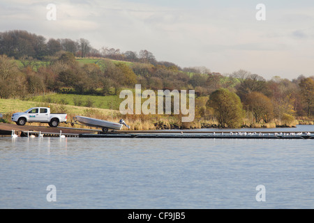 Pickup-LKW mit einem Boot auf einer Slipway in Castle Semple Loch, Clyde Muirshiel Regional Park, Lochwinnoch, Renfrewshire, Schottland, UK Stockfoto