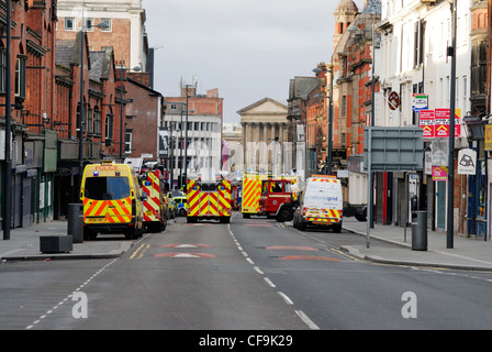 Einsatzfahrzeuge in Liverpool City centre Umgang mit einer großen Gas-Leck. Stockfoto