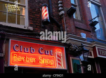 Beleuchtete Barbiere anmelden Matthew Street (Cavern Walks) in Liverpool. Stockfoto