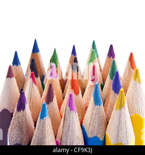 Verschiedene Farbstifte in Großaufnahme auf weißem Hintergrund Stockfoto