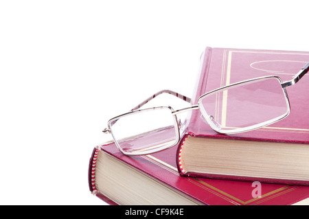 Bücher und Gläser auf weißem Hintergrund Stockfoto