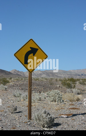 Pfeil-Wegweiser in die Wüste von Death Valley Nationalpark, Kalifornien Stockfoto