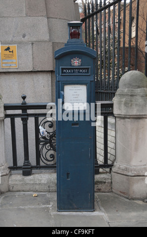 Eine ursprüngliche blaue Polizei Telefonzelle am St Martins Le Grand in der City of London, England. Stockfoto