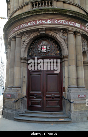 Eingangstür in der City of London Magistrates' Court in der City of London, England. Stockfoto