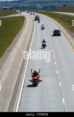 Motorräder und Autos fahren auf i-90 in Sturgis Motorcycle Rally Woche westlich von Spearfish, South Dakota, USA. Stockfoto