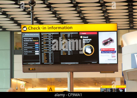 Flughafen Heathrow terminal Check-in Informationen, Sicherheit, Abfahrten digital Signage Werbung Stockfoto