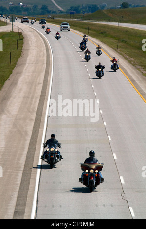 Motorräder und Autos fahren auf i-90 in Sturgis Motorcycle Rally Woche westlich von Spearfish, South Dakota, USA Stockfoto