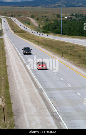 Motorräder und Autos fahren auf i-90, westlich von Spearfish, South Dakota, USA. Stockfoto