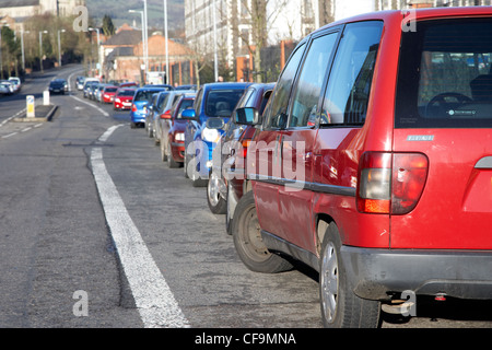 Autos parken in einer Busspur an einem belebten Sonntag Morgen an einer Hauptstraße in Belfast Nordirland Vereinigtes Königreich Stockfoto