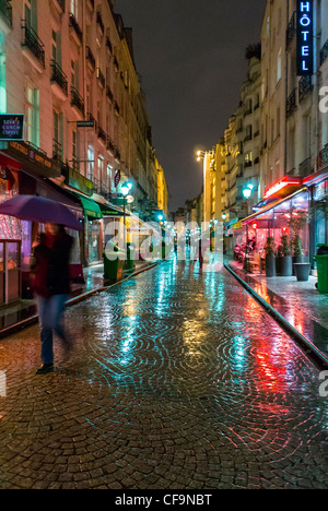 Paris, Frankreich, Stein gepflasterten Straße, Lichter, Nacht, Regen, in Montorgeuil Bezirk Stockfoto