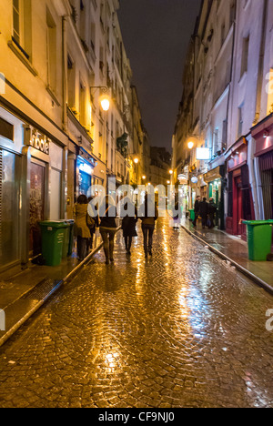 Paris, Frankreich, gepflasterten Stone Street Szene, Nacht, Regen, in Montorgeuil Bezirk Stockfoto