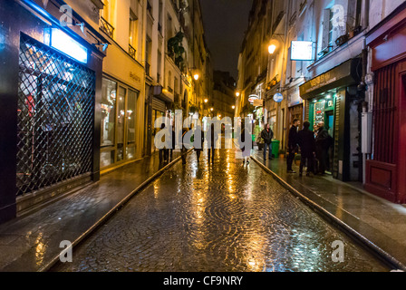 Paris, Frankreich, Stein gepflasterten Straße, Lichter, Nacht, Regen, in Montorgeuil Bezirk Stockfoto