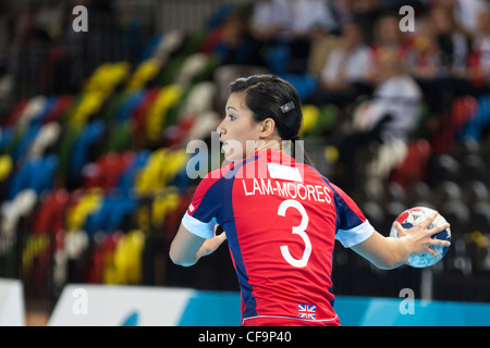 Holly LAM-MOORES (Nr. 3) shooting für Ziel, Österreich gegen Großbritannien London Handball Cup, Olympic Park in London Stockfoto