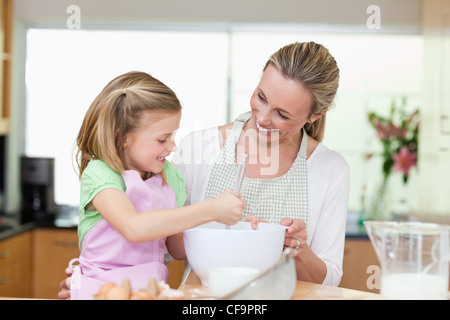 Mutter und Tochter haben Spaß in der Küche Stockfoto