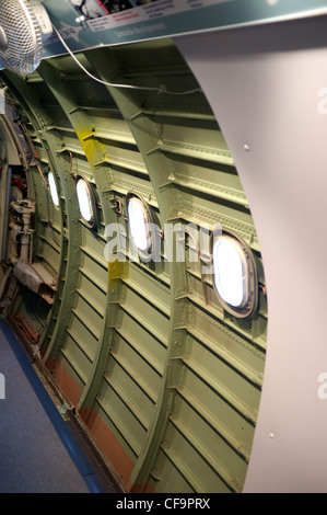 Innere Seitenwand mit Verkleidung im Concorde G-BBDG im Brooklands Museum entfernt. Stockfoto