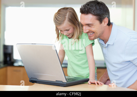Vater und Tochter mit laptop Stockfoto