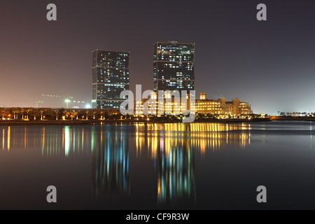 Die Zick-Zack-Towers bei Nacht. Doha, Katar, Nahost Stockfoto