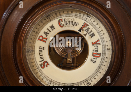 Alte klassische Sammler Aneroid Barometer zur Messung und Vorhersage Wetter Stockfoto