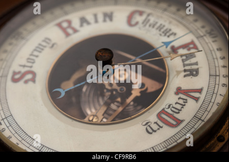 Alte klassische Sammler Aneroid Barometer zur Messung und Vorhersage Wetter Stockfoto