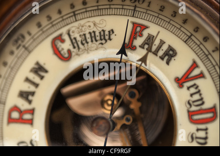 Alte klassische Sammler Aneroid Barometer zur Messung und Vorhersage Wetter Stockfoto