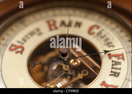 Alte klassische Sammler Aneroid Barometer zur Messung und Vorhersage Wetter Stockfoto