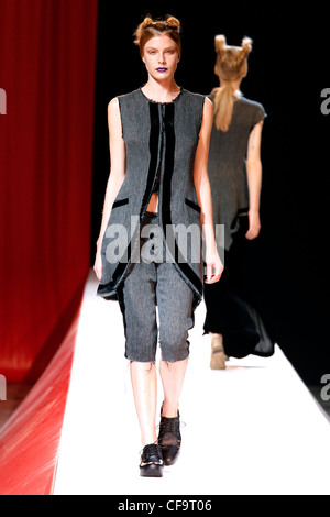 Yohji Yamamoto Paris bereit, WearSpringSummer 2012 Stockfoto