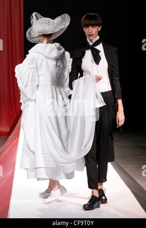 Yohji Yamamoto Paris bereit, WearSpringSummer 2012 Stockfoto